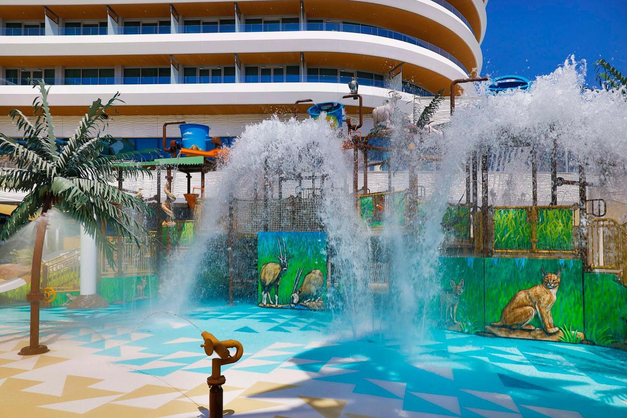 Waldorf Astoria Doha Lusail Exterior foto The interactive water feature at the children's area